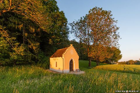Gemeinde Erharting Landkreis Mühldorf Kapelle zwischen Erharting und Schoßbach (Dirschl Johann) Deutschland MÜ